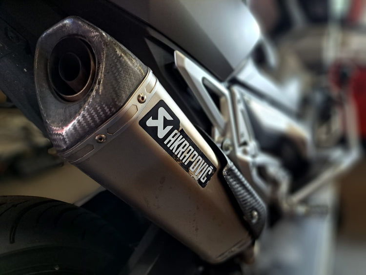 Standaard Uitlaat vs. Akrapovič Upgrade: Een Wereld van Verschil voor Jouw Motorfiets