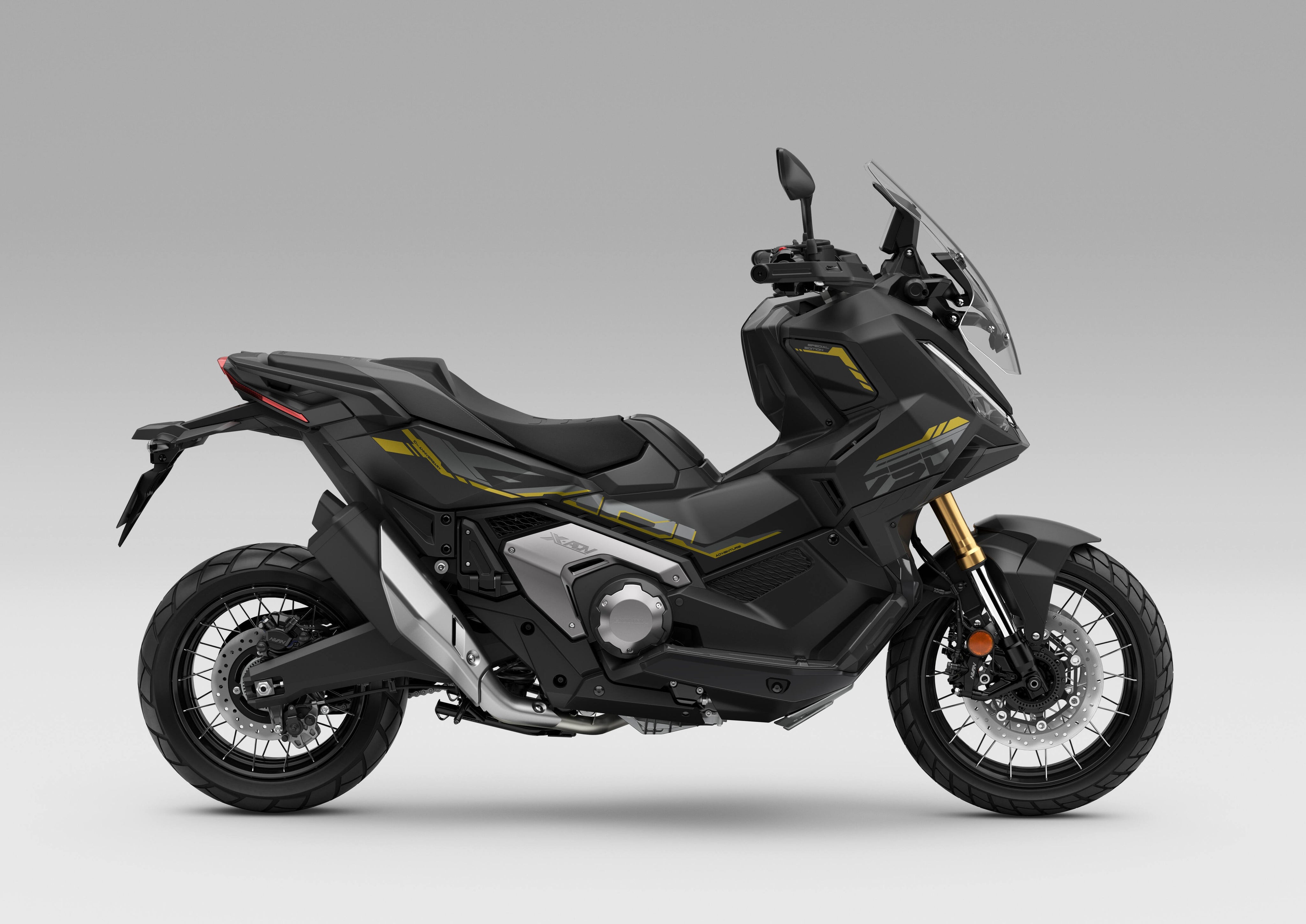 Honda X-ADV 750 2027 SE in Matte Ballistic Black Metallic (NH-A86M), zijaanzicht
