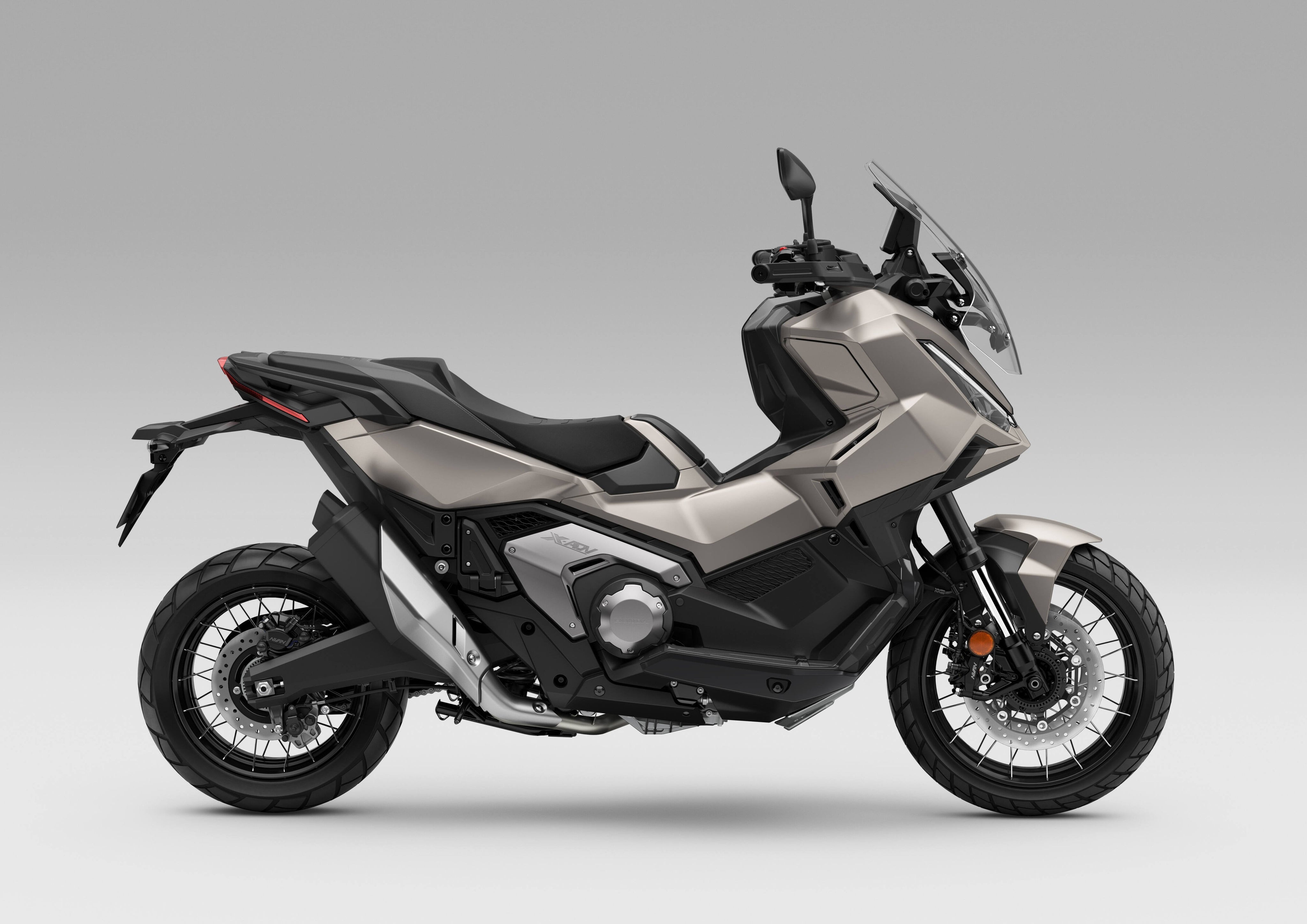 Honda X-ADV 750 2027 in Matte Warm Ash Metallic (YR-386M), zijaanzicht