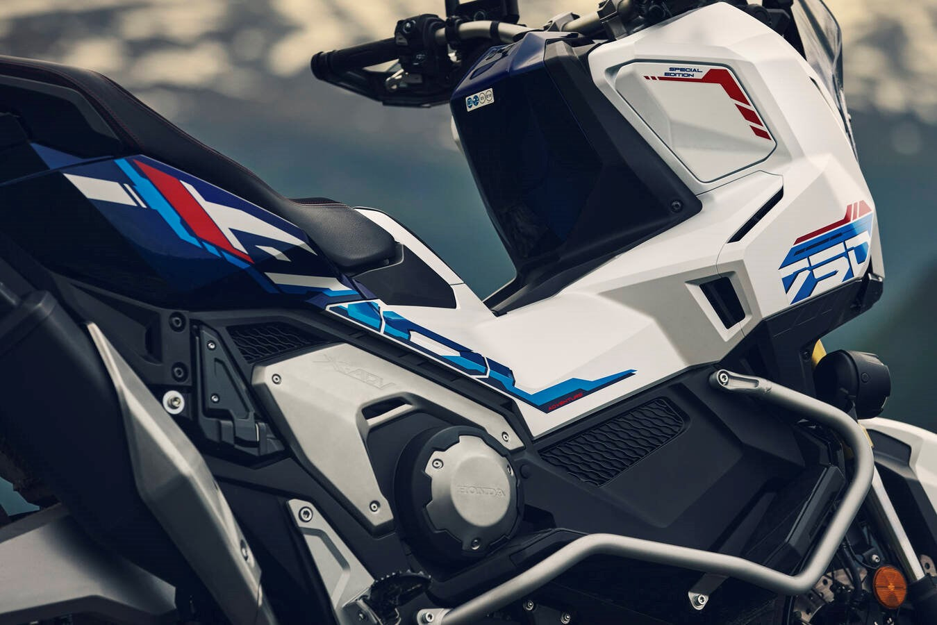 Een close-up foto van de Honda X-ADV 750 uit 2026 Special edition. 