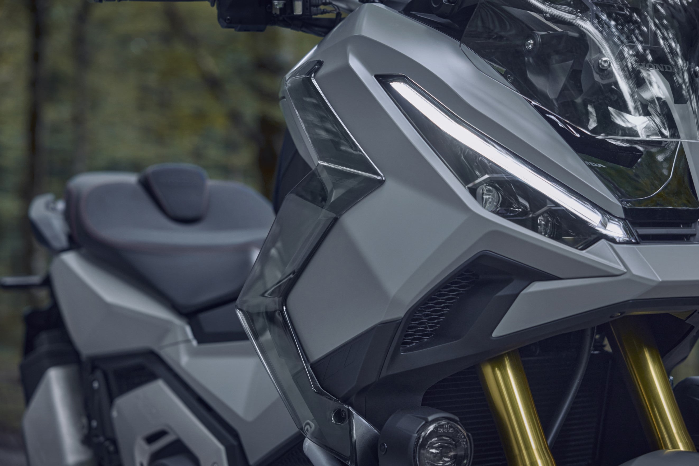 Video laden: Dit is een foto van de Honda X-ADV 750 Matt Pearl Mud Gray uit 2025.