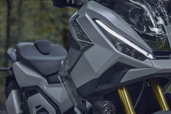 Dit is een foto van de Honda X-ADV 750 Matt Pearl Mud Gray uit 2025.